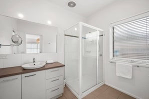 Baignoire, sĂšche-cheveux, serviettes fournies