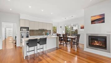 Een koelkast, een magnetron, een oven, een kookplaat