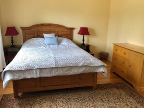 3 Schlafzimmer, Schreibtisch, Bügeleisen/Bügelbrett, kostenloses WLAN