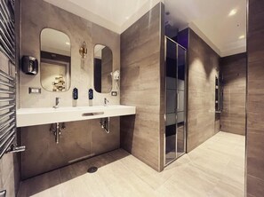 Dusche, Haartrockner, Bidet, Handtücher