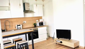 ثلاجة، ميكروويف، فرن، موقد طهي مسطح