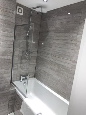 Apartamento | Baño | Ducha y bañera combinadas, bañera profunda y toallas