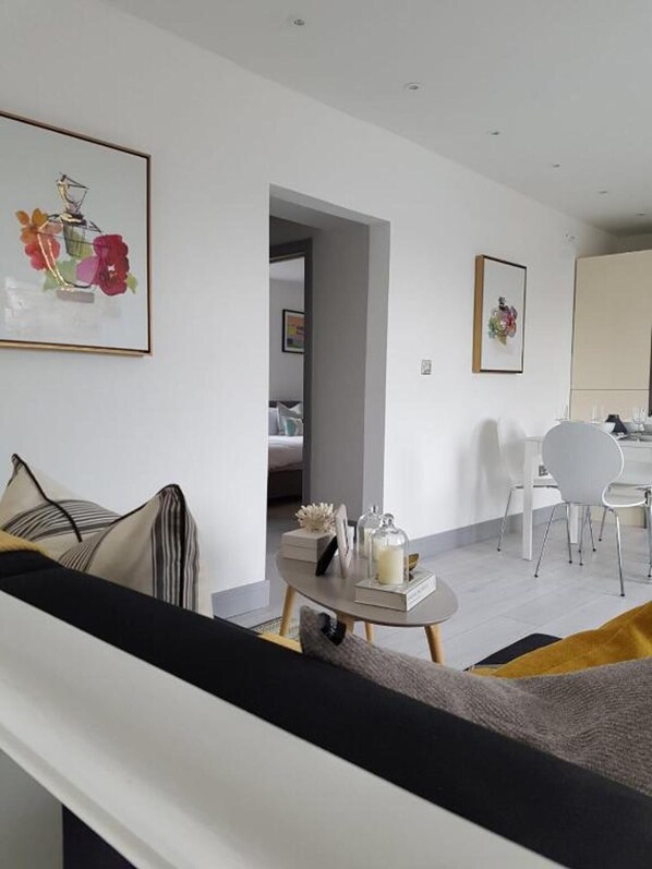 Apartamento | Cocina privada | Frigorífico, microondas, horno y placa de cocina