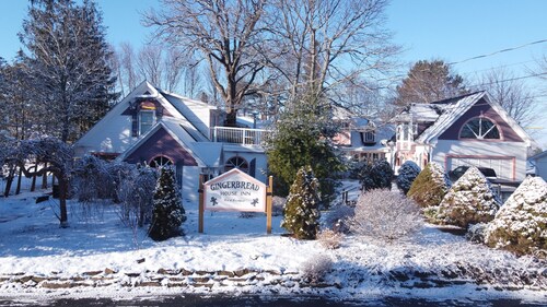 Carriage House - KingBed, Full Kitchen, Patio, Downtown