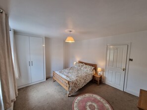 4 makuuhuonetta, työpöytä, silitysrauta/-lauta, ilmainen Wi-Fi