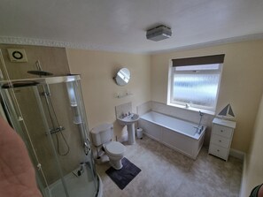 Bathtub, towels, toilet paper - 4 bed Cottage (Buxton)