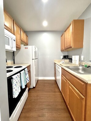 Frigorifero, microonde, forno, piano cottura