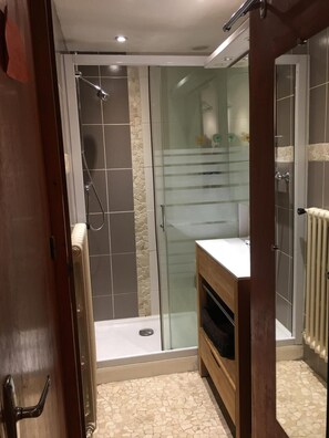 Shower - Ground floor, view panoramic, parking, tv, 46m², Arêches-Beaufort (Beaufort)