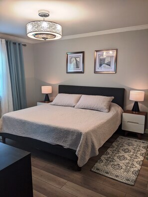 2 soverom, skrivebord, strykejern/-brett og wi-fi (inkludert)