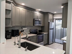 Kylskåp, mikrovågsugn, ugn och spishäll