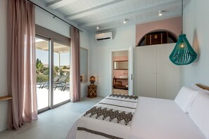 3 slaapkamers, een bureau, een strijkplank/strijkijzer, reisbedje