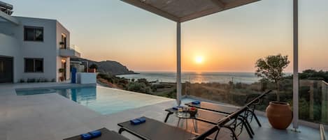 Una piscina con borde infinito