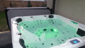Een bubbelbad met bedieningspaneel en meerdere jets.