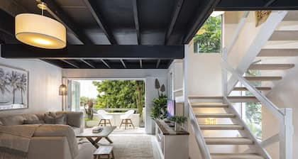 Beachside 2-Bed House with Pool, Courtyard & BBQ