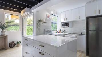 Køleskab, mikrobølgeovn, ovn, kogeplade