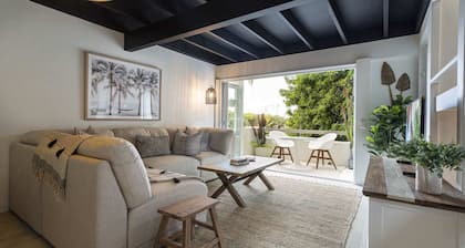 Beachside 2-Bed House with Pool, Courtyard & BBQ