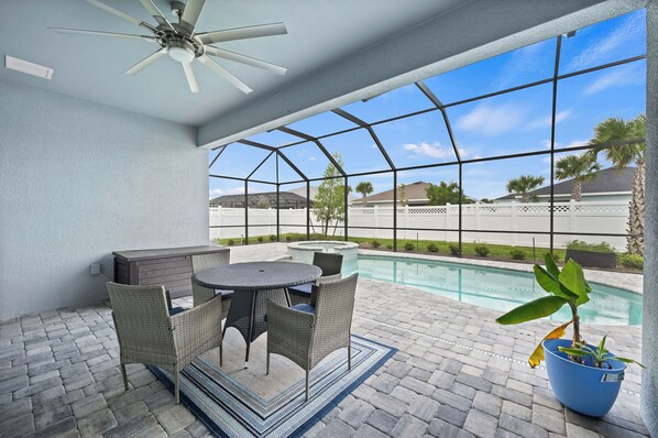 屋外ダイニングエリア