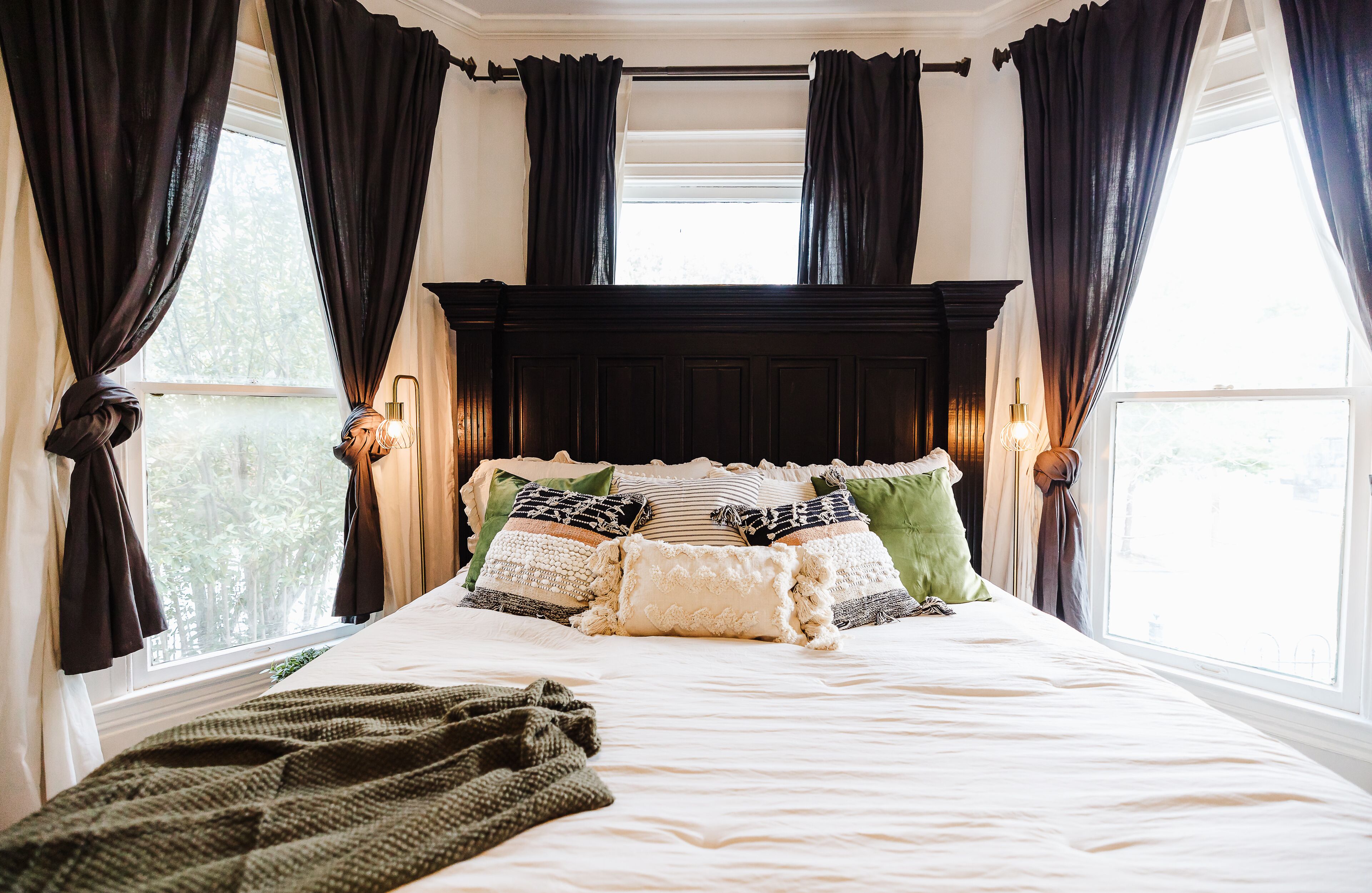 3 habitaciones, escritorio y tabla de planchar con plancha 