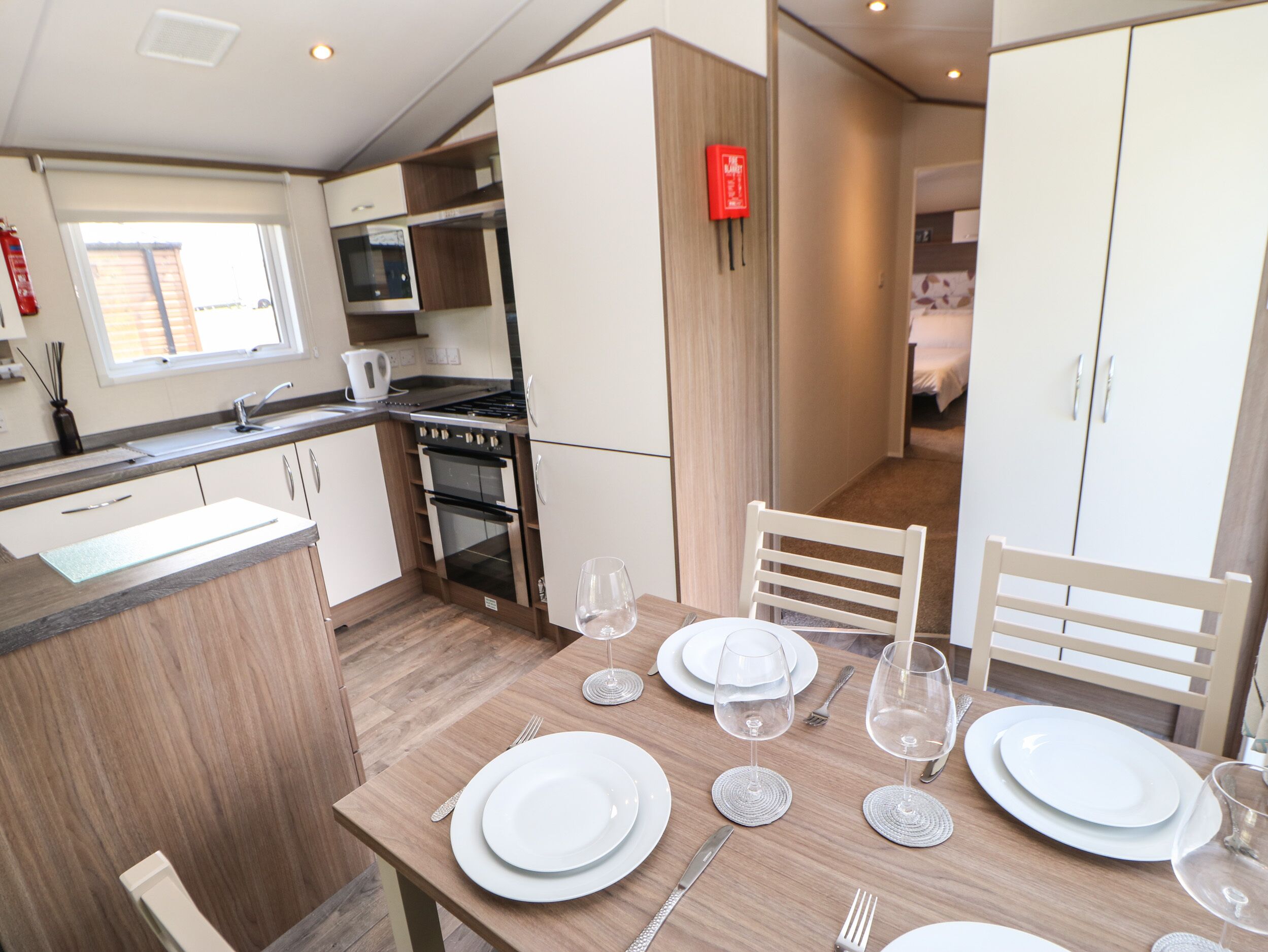 冷蔵庫、食器洗い機、電気ポット、トースター