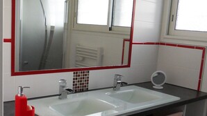 A bathroom with two sinks, a large mirror, and a window. - Quiet house between forest and ocean 2 weeks minimum rental (Seignosse)
