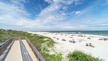 Beach nearby, sun loungers, beach towels