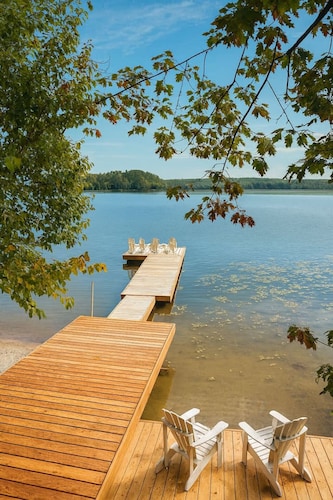 Muskoka Waterfront Cottage on Three Mile Lake