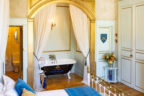 5 makuuhuonetta, työpöytä, silitysrauta/-lauta, vauvan matkasänky