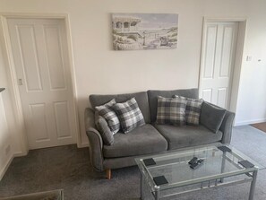 Smart TV, books - 2 bed Villa, Large terrace with breath taking views only 3 minutes to the beach! (Looe)