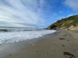 On the beach, sun loungers - 2 bed Villa, Large terrace with breath taking views only 3 minutes to the beach! (Looe)