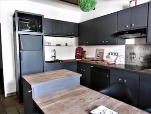 Refrigerador, microondas, horno y parrilla de estufa