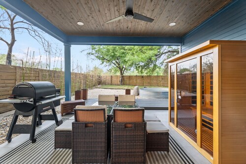 Chic 4BR Austin Retreat w/ Cowboy Pool, Hot Tub & Sauna — Near Downtown