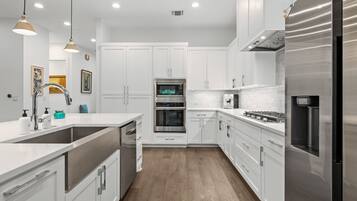 Frigorífico, microondas, horno y placa de cocina