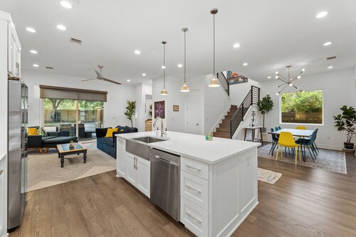 Chic 4BR Austin Retreat w/ Cowboy Pool, Hot Tub & Sauna — Near Downtown