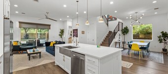 Chic 4BR Austin Retreat w/ Cowboy Pool, Hot Tub & Sauna — Near Downtown