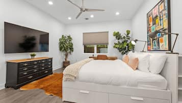 4 dormitorios, escritorio, tabla de planchar con plancha y cuna de viaje