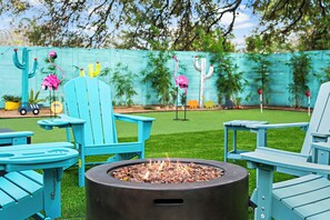 Property grounds - Chic 4BR Austin Retreat w/ Cowboy Pool, Hot Tub & Sauna — Near Downtown (Austin)