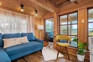 Smart TV, offices - Rustic cabin oasis on 1 acre with a fishing pond (Aransas Pass)