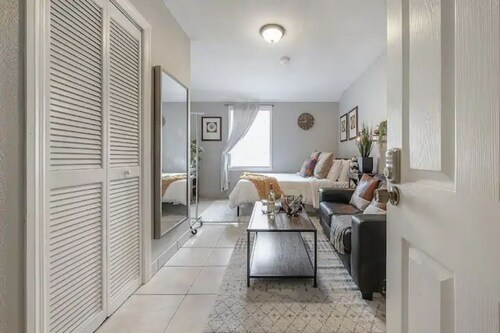 Chic & Affordable Ybor Studio steps from 7th Ave #3