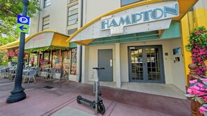 Ein Restaurant namens Hampton mit Außenbereich und einem Parkscooter davor.