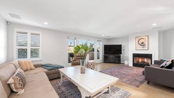 Smart TV, chimenea, videojuegos y libros