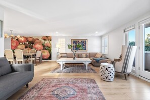 Smart TV, fireplace, video games, books - Luxury Beach Mansion - Roof Deck- Steps to Sand (Oxnard)
