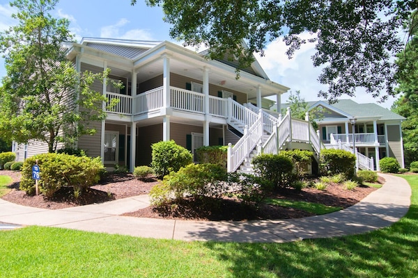 1st floor, 3 BR/2BA unit, steps away from the parking lot, super convenient!