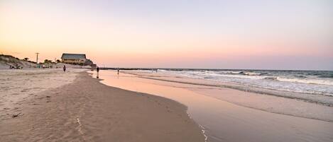 Playa en los alrededores, camastros y toallas de playa