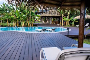Piscine extérieure, parasols de plage, chaises longues