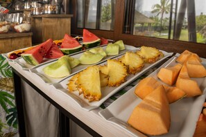 Buffet com diversas frutas, incluindo melancia, abacaxi e melão.