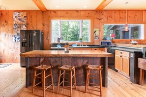 Fridge, microwave, oven, stovetop - Stunning custom bld-riverside-pet/family friendly (Intervale)