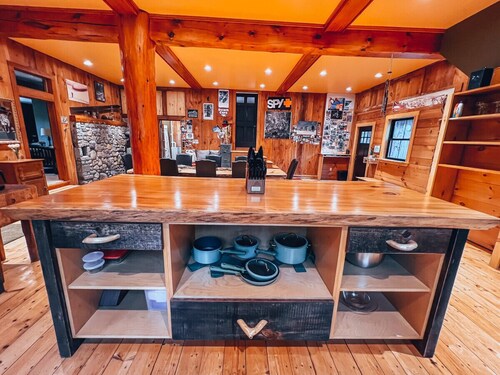 Stunning custom bld-riverside-pet/family friendly