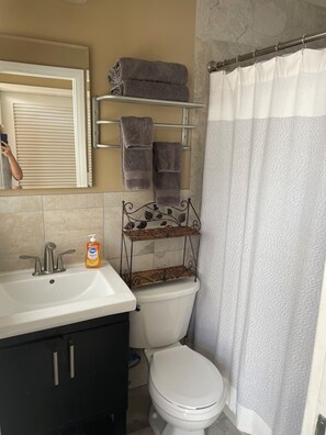 Douche, sèche-cheveux, serviettes fournies, savon