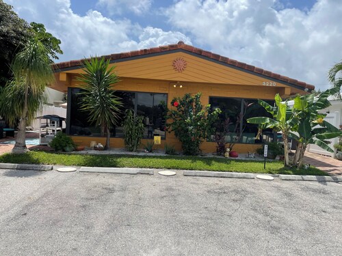 1/2 block from the beach/fully furnished - outdoor fitness center/free Wifi
