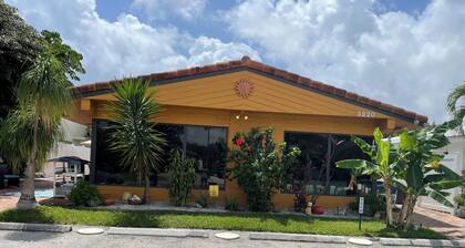 1/2 block from the beach/fully furnished - outdoor fitness center/free Wifi